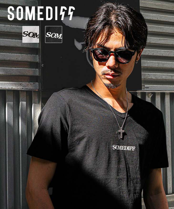 立体シリコンロゴVネックTシャツ
