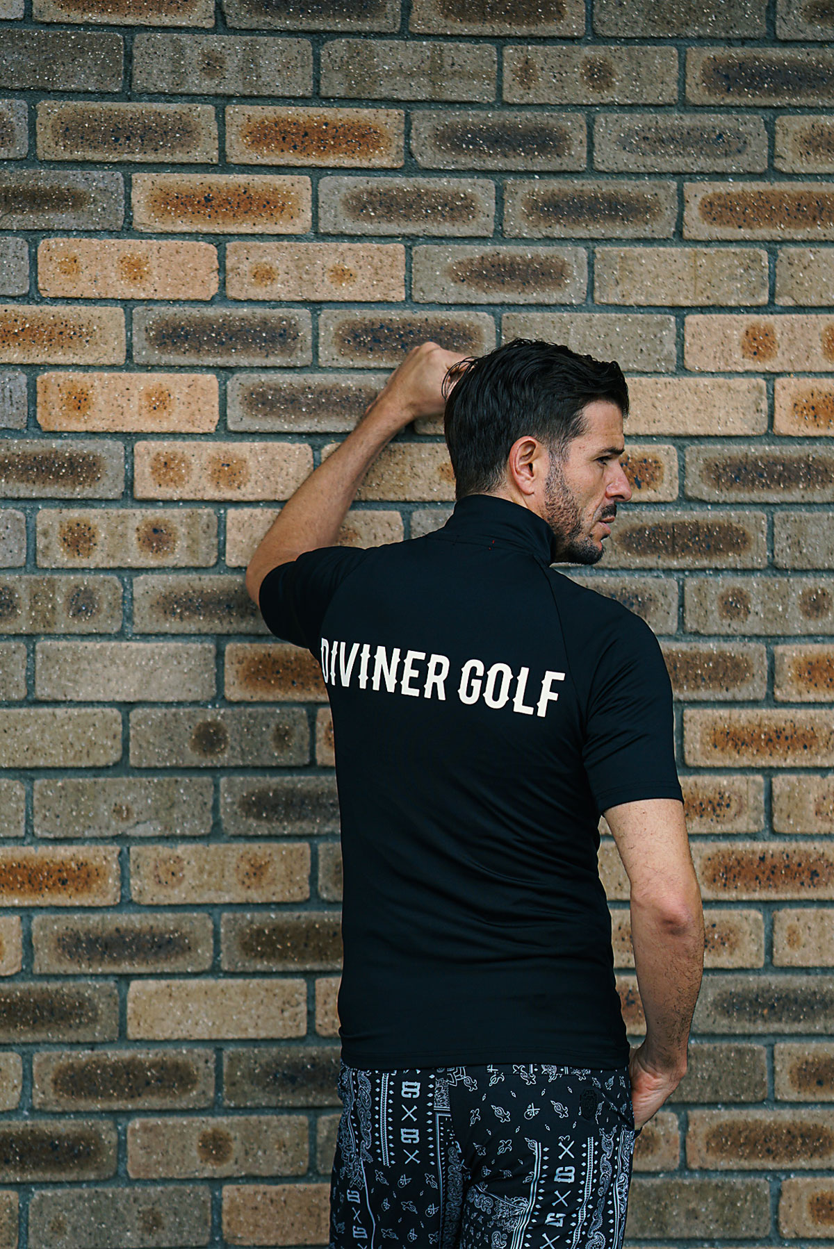 袖ロゴモックネック半袖T-黒