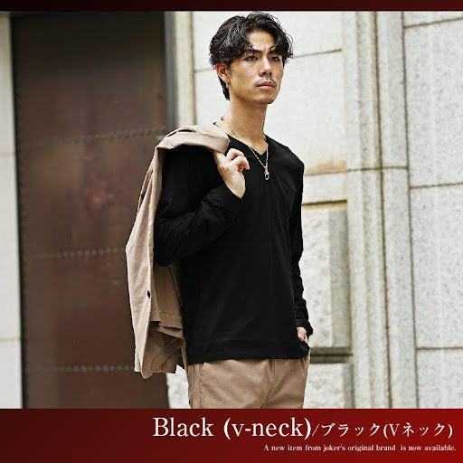 ジャケットを肩に羽織り、散歩する黒いロングTシャツの男性