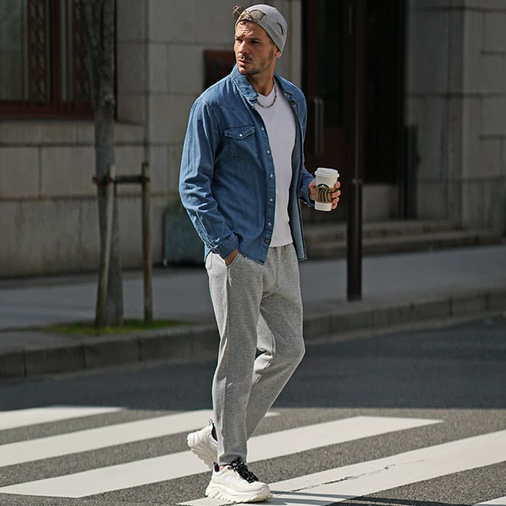 デニムシャツ×スウェットパンツファッション