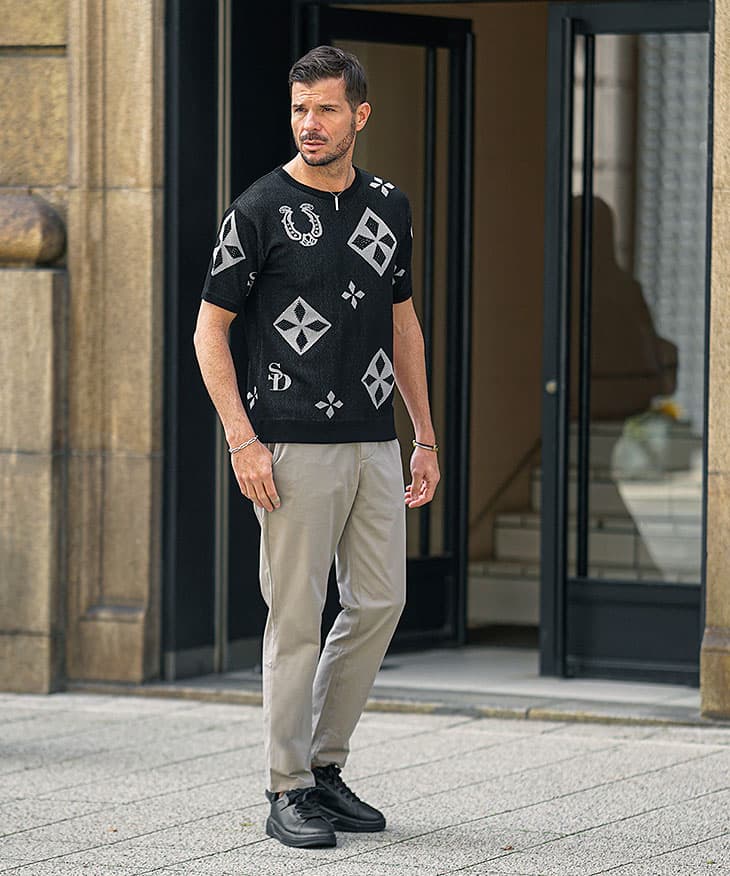 総柄サマーニット×テーパードスラックス