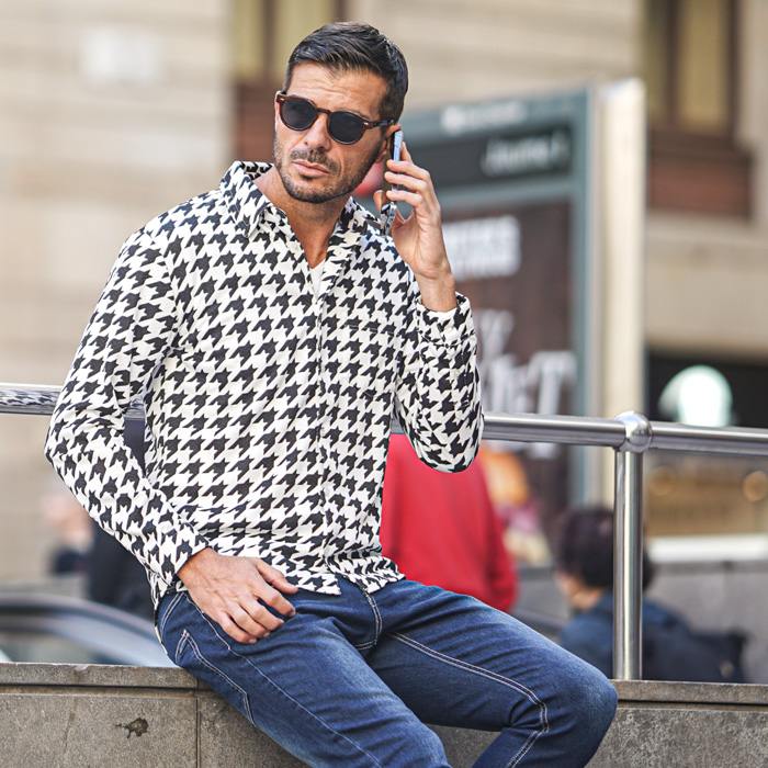 ボタンを開けて、抜け感をつくる