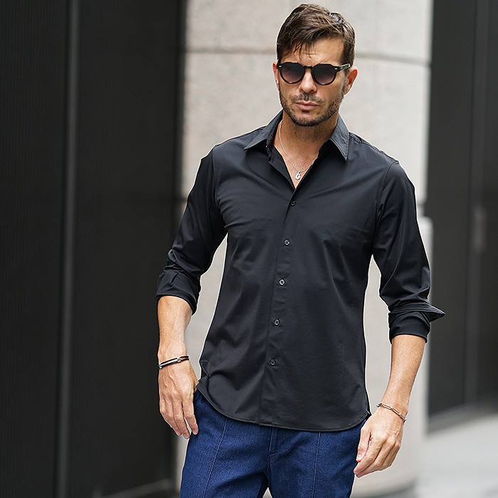 袖まくりで色気増し