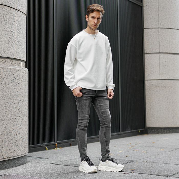 細身ボトムで、上下のバランスを取る。