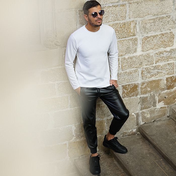 スウェットと合わせて軽快に。