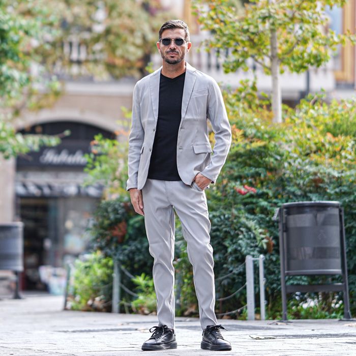 Vネック。シャープさを、さりげなく。