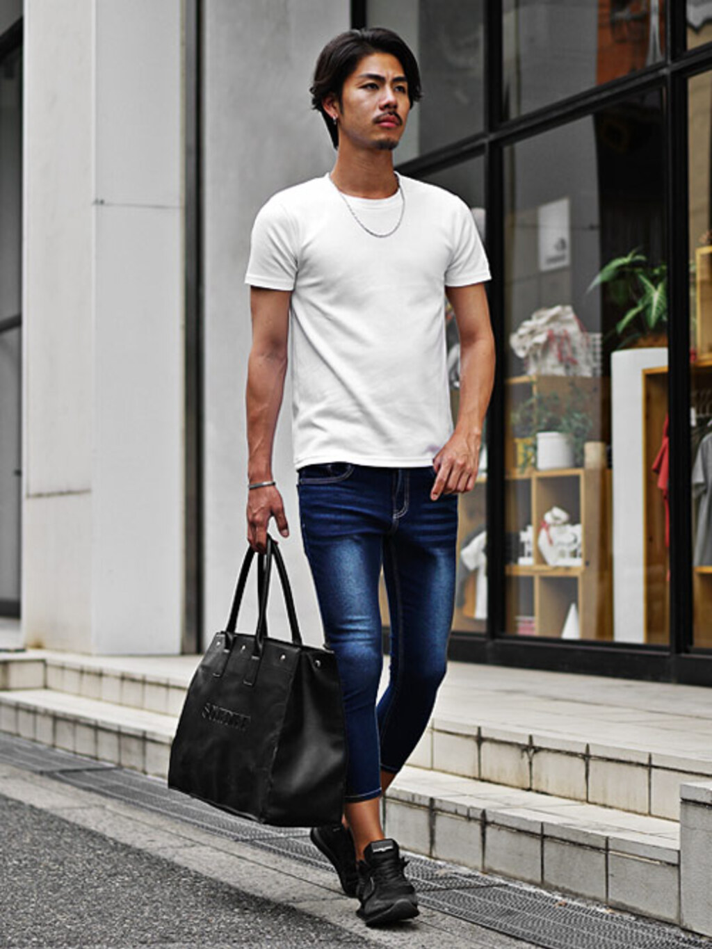 大人の男の無地Tシャツコーデ22選と無難にならない着こなし方法まとめ