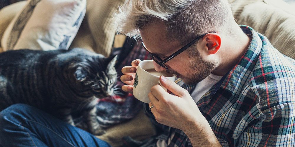 コーヒーを飲んでいる男性