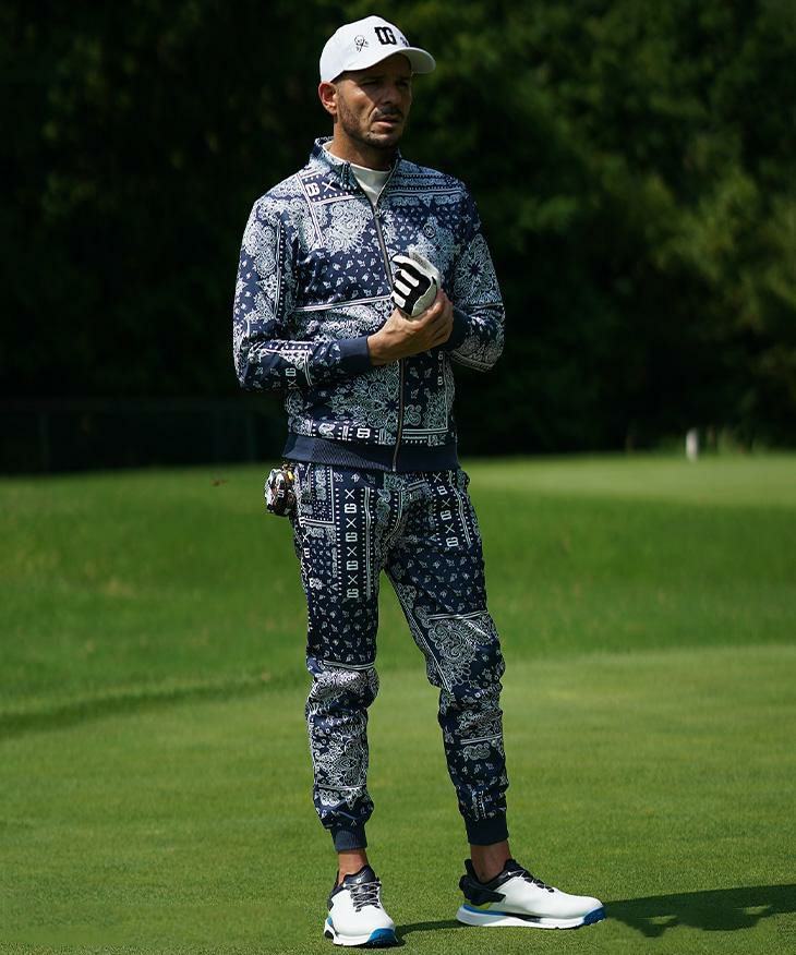 特徴的なデザインをセットアップで着こなすコーデ