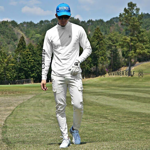 青いキャップとサングラス、白のゴルフウェアの男性