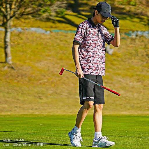 ゴルフクラブを片手に秋のゴルフを楽しむキャップを被った若い男性
