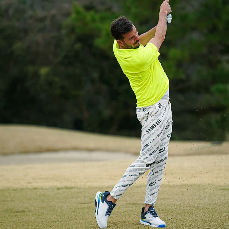 ゴルフ場に馴染む黄色が魅力的な夏のメンズゴルフコーデ