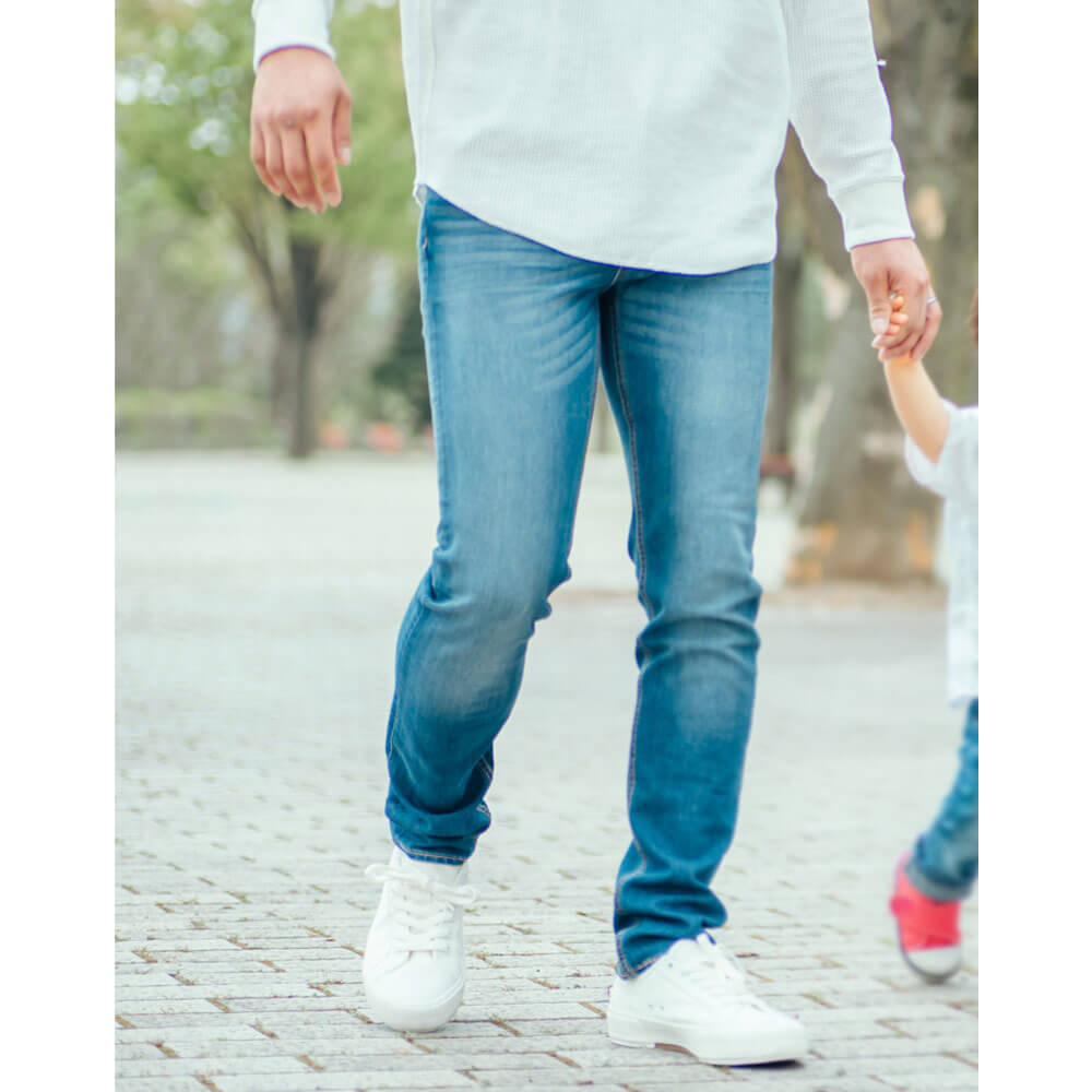 薄い色のジーンズって時代遅れ 違います 正解コーデを理解して脱 ダサいおじさん